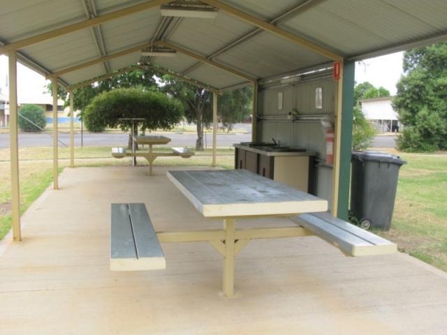 BigSky Narrabri Caravan Park - Narrabri: Camp kitchen and BBQ area 