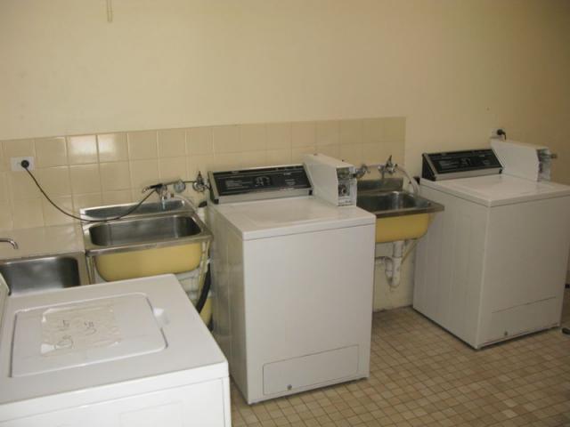 BigSky Narrabri Caravan Park - Narrabri: Interior of laundry 