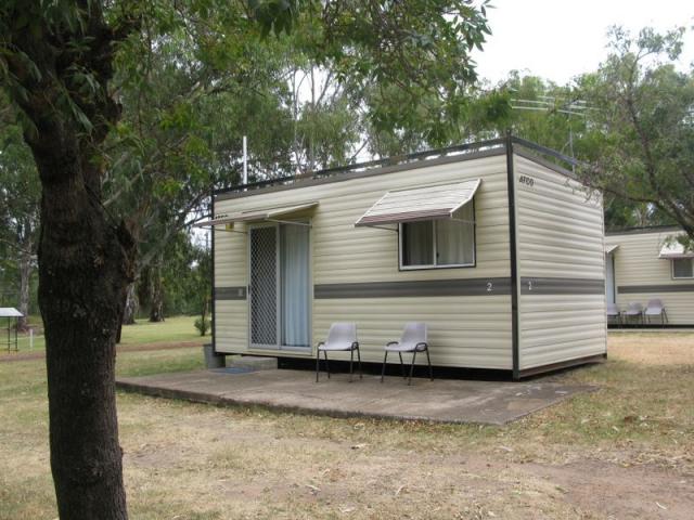 BigSky Narrabri Caravan Park - Narrabri: Cabin accommodation which is ideal for couples, singles and family groups. 