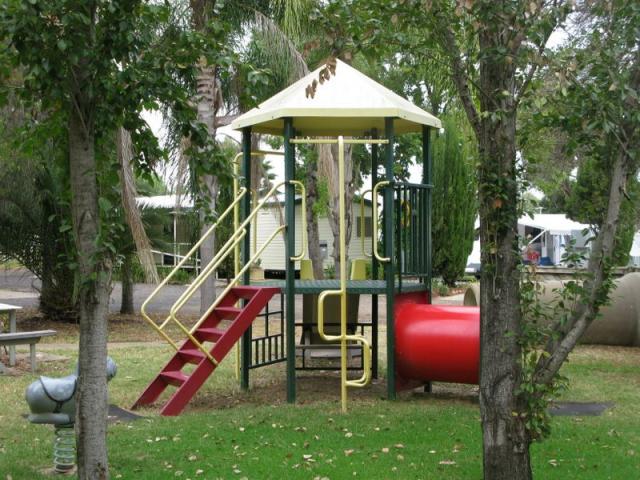 Highway Tourist Village - Narrabri: Playground for children. 