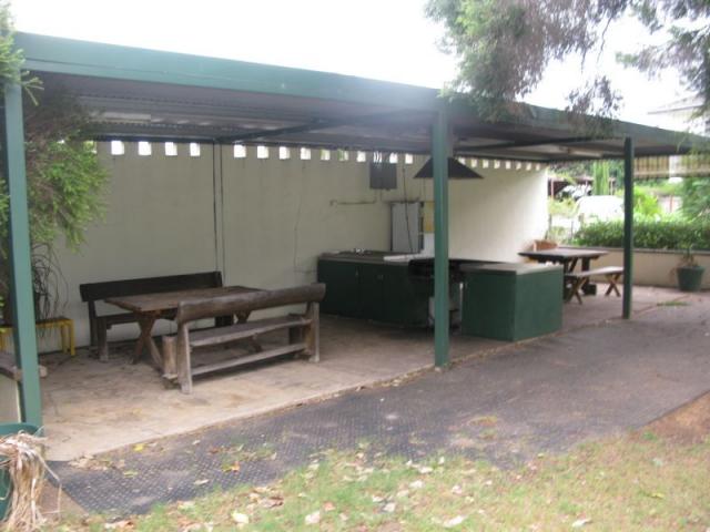 Highway Tourist Village - Narrabri: Camp kitchen and BBQ area 
