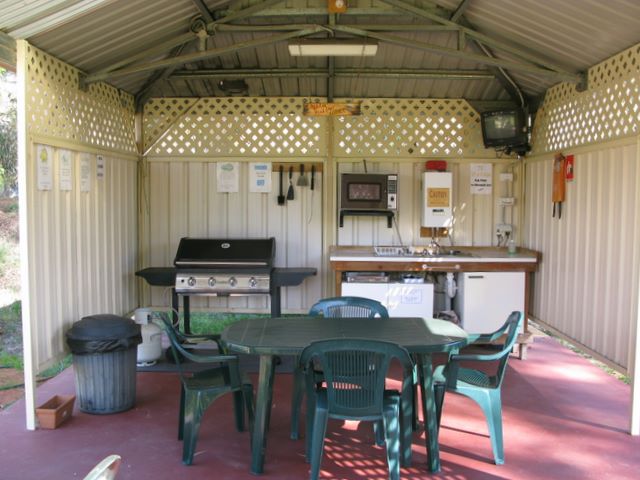 Narrandera Caravan Park - Narrandera: Interior of camp kitchen