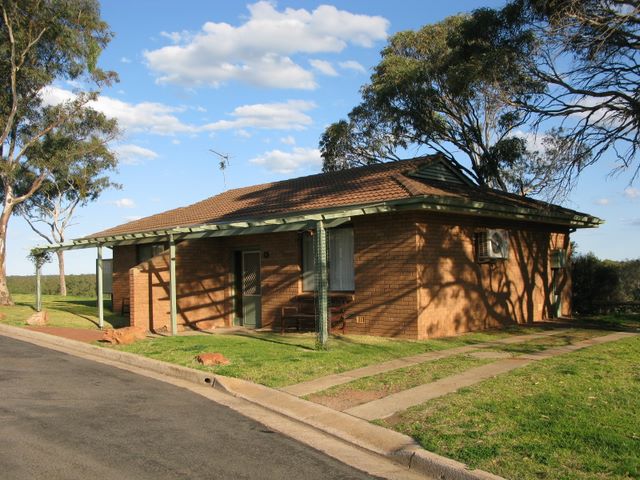 Lake Talbot Tourist Park - Narrandera: Cottage accommodation, ideal for families, couples and singles