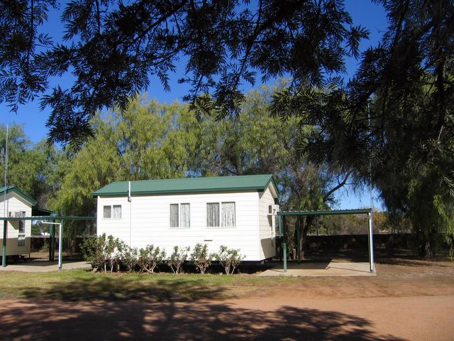 Rose Gardens Tourist Park retained for historical purposes - Narromine.: Cottage accommodation ideal for families, couples and singles