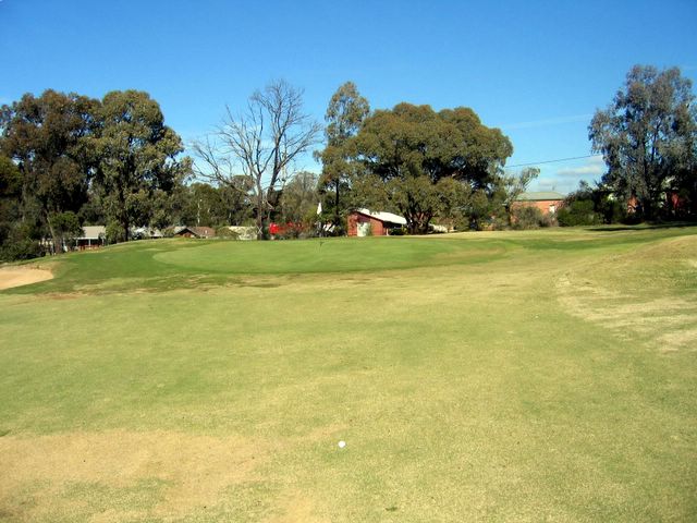 Neangar Park Golf Course - Bendigo: Green on Hole 7