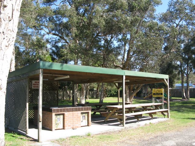 Beachfront Holiday Park - North Haven: Camp kitchen and BBQ area