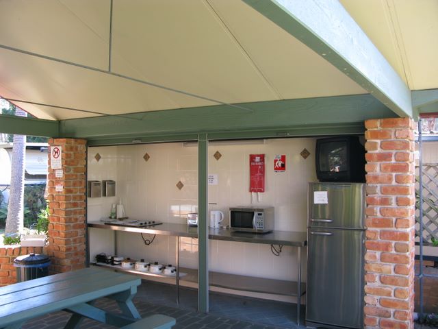 Jacaranda Caravan Park - North Haven: Camp kitchen and BBQ area
