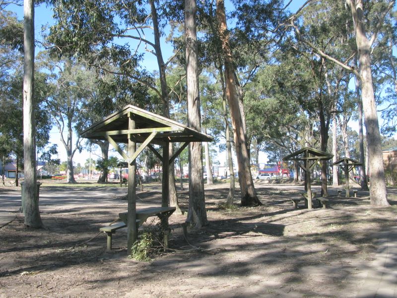 Nowra South Rest Area - Nowra: Picnic tables