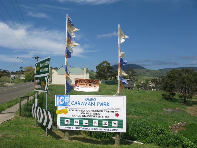 Omeo Caravan Park - Omeo: Omeo Caravan Park welcome sign at the turn off.
