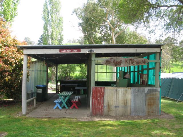 Omeo Caravan Park - Omeo: Camp kitchen and BBQ area
