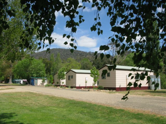 Omeo Caravan Park - Omeo: Cottage accommodation, ideal for families, couples and singles