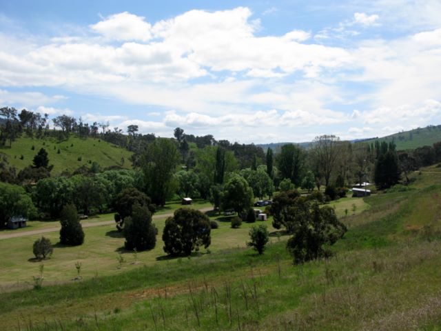 Omeo Caravan Park - Omeo: Overview of the park from adjacent hill.