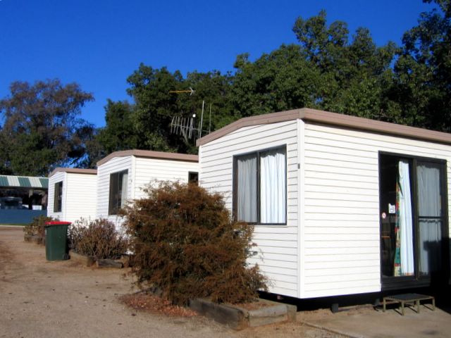 Parkes Highway Caravan Park - Parkes: Cottage accommodation ideal for families, couples and singles
