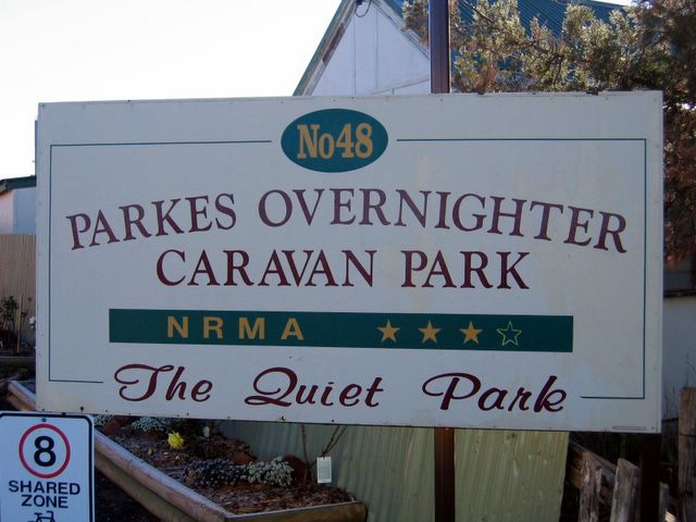 Parkes Overnighter Caravan Park - Parkes: Parkes Overnighter Caravan Park welcome sign