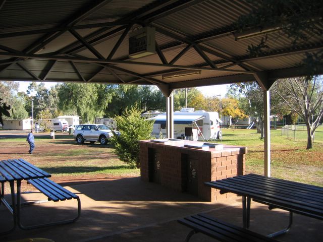 Spicer Park Caravan Park - Parkes: Camp kitchen and BBQ area