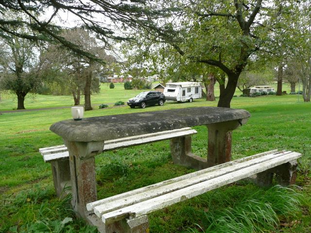 Penshurst Caravan Park - Penshurst: Picnic table