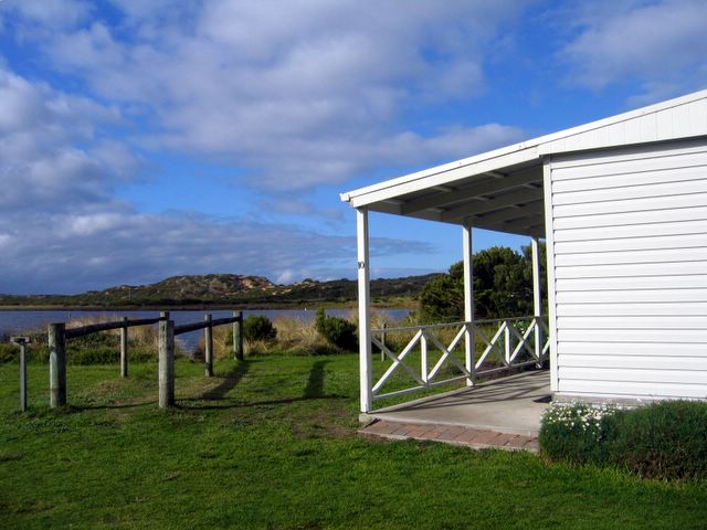 Great Ocean Road Tourist Park - Peterborough: Cottage accommodation with river views