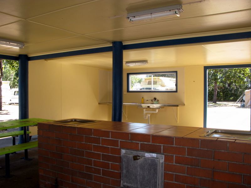 Pialba Beachfront Tourist Park - Pialba Hervey Bay: Interior of camp kitchen