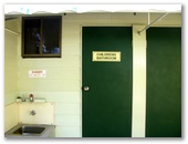 BIG4 Point Vernon Holiday Park - Point Vernon: Childrens Bathroom