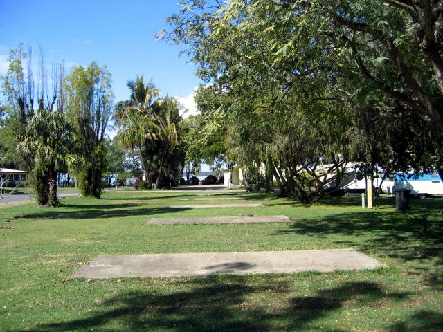 Poona Palms Caravan Park - Poona: Powered sites for caravans with view of the river in the distance