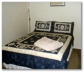 Porongurup Range Tourist Park - Porongurup: Bedroom in cottage
