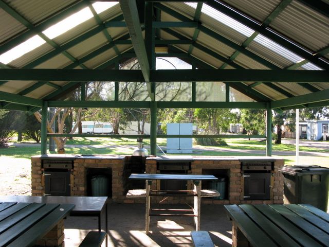 Port Albert Seabank Caravan Park - Port Albert: Camp kitchen and BBQ area