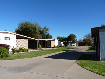 Leander Reef Holiday Park - Port Denison: Good paved roads throughout the park.