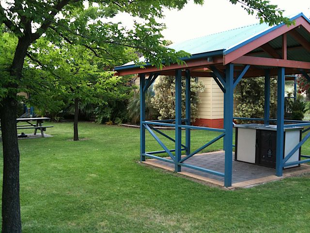 Port Elliot Holiday Park - Port Elliot: Sheltered outdoor BBQ