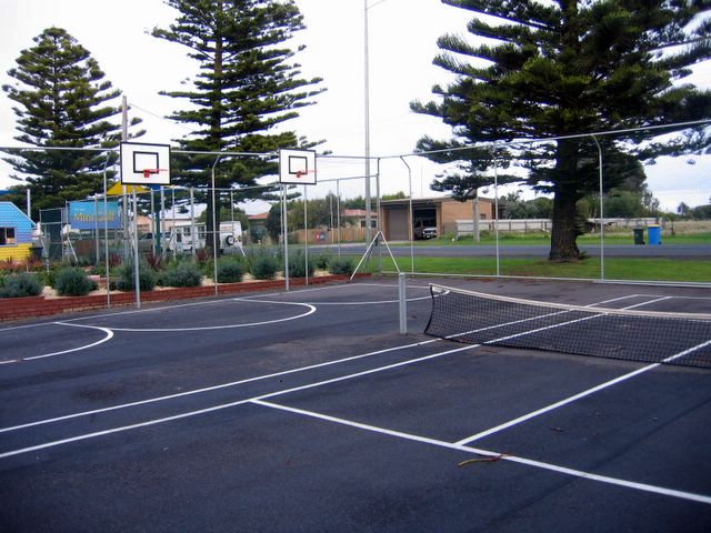 BIG4 Port Fairy Holiday Park - Port Fairy: Tennis Court and Basketball Court