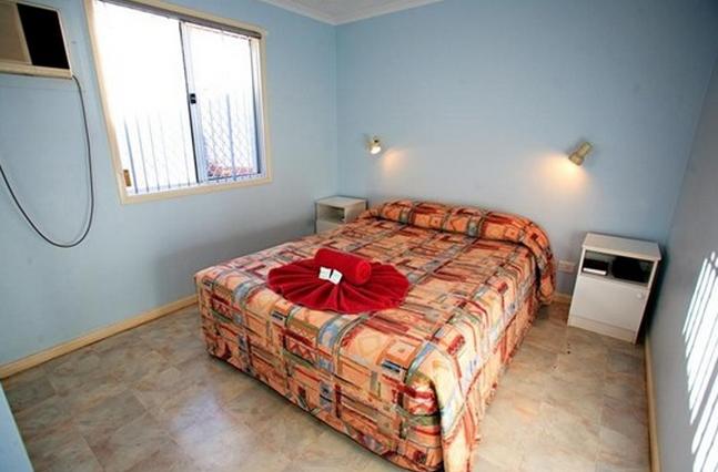 Cooke Point Holiday Park - Port Hedland: Bedroom in cottage