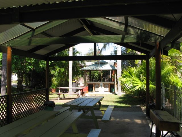 Leisure Tourist Park & Holiday Units - Port Macquarie: Camp kitchen and BBQ area