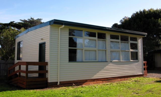 Port Welshpool Caravan Park - Port Welshpool: School classroom turned into cabins suitable for fishermen or groups