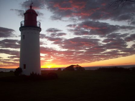 Portland Bay Holiday Park - Portland: Lighthouse at sunset