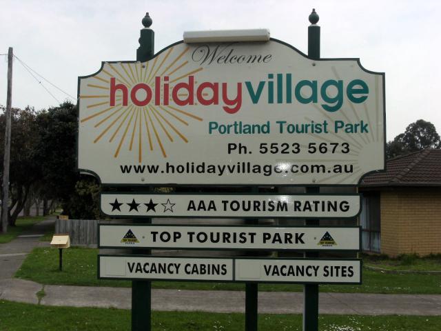 Portland Tourist Park - Portland: Front of park