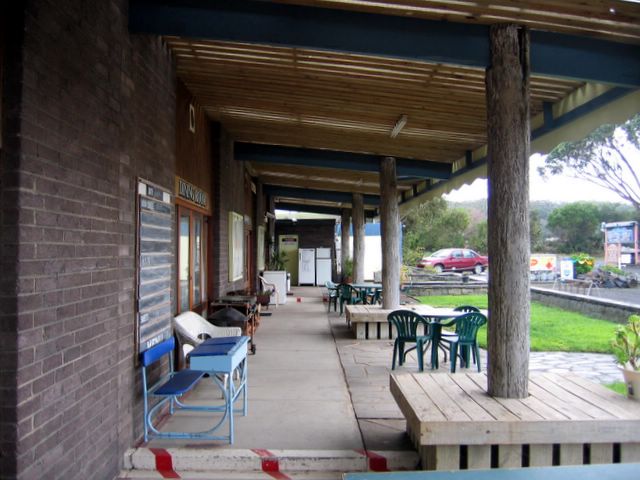 Henty Bay Beach Front Van & Cabin Park - Portland: Sitting area in front of reception and shop