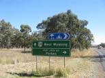 Bogolong Creek Rest Area - Pullabooka: Access to the rest area is clearly marked.