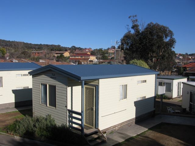 Crestview Tourist Park - Queanbeyan: Cottage accommodation, ideal for families, couples and singles