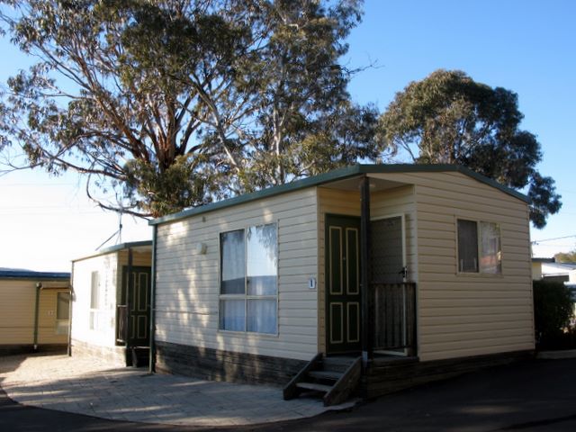 Crestview Tourist Park - Queanbeyan: Cottage accommodation, ideal for families, couples and singles