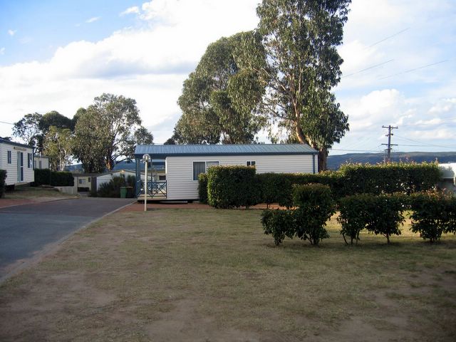 Crestview Tourist Park 2005 - Queanbeyan: Powered sites for caravans with cottages in the background
