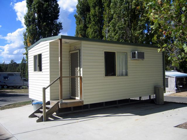 Riverside Tourist Park - Queanbeyan: Cottage accommodation ideal for families, couples and singles