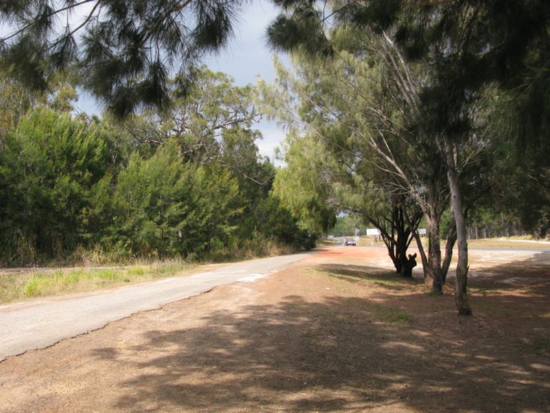 Rainbow Beach Turnoff Rest Area - Toolara Forest: Paved area for parking or drive through