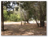 Rainbow Beach Turnoff Rest Area - Toolara Forest: Shady parking area
