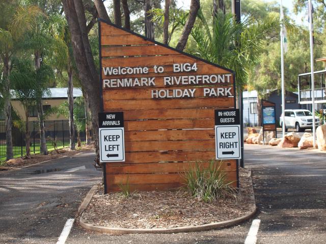 BIG4 Renmark Riverside Caravan Park - Renmark: Entrance to the resort style holiday park