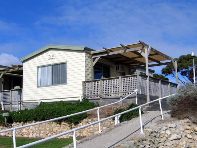 Sea Vu Caravan Park - Robe: Cottage accommodation ideal for families, couples and singles