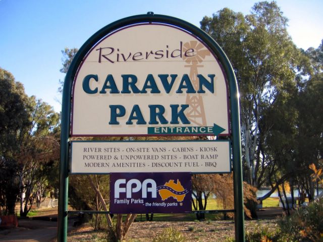 Riverside Caravan Park - Robinvale: Riverside Caravan Park welcome sign