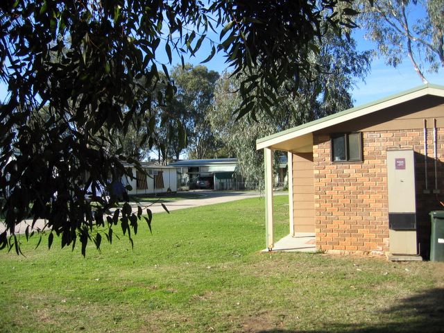 Rochester Caravan & Camping Park - Rochester: Amenities block and laundry