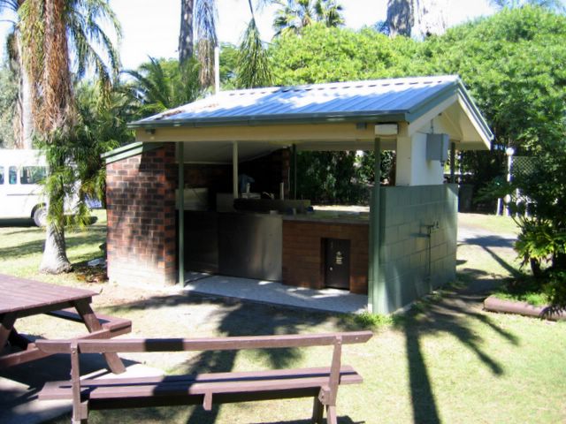 Southside Holiday Village - Rockhampton: Camp kitchen and BBQ area
