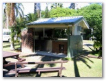 Southside Holiday Village - Rockhampton: Camp kitchen and BBQ area