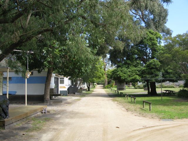 Carrington Caravan Park - Rosebud: Gravel roads throughout the park
