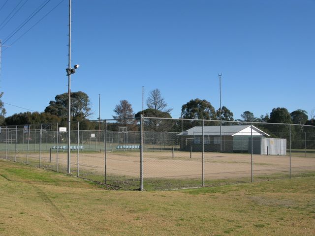 Rylstone Caravan Park - Rylstone: Tennis courts adjacent to the park